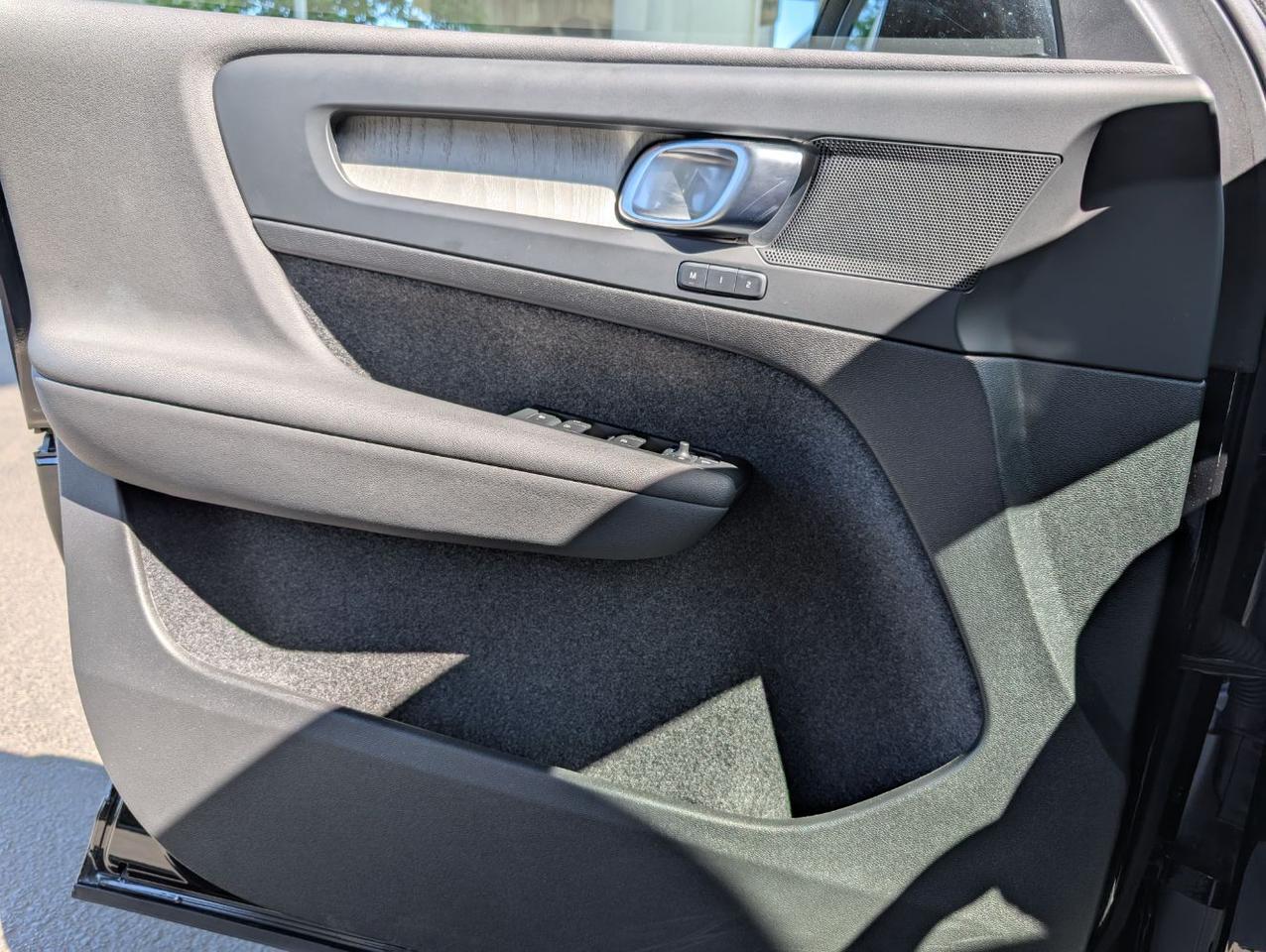 2025 Volvo XC40 B5 AWD Hybrid PLUS w/High Performance Audio, Pano Roof, 360 Cam & Heated Leather Seats Portland OR