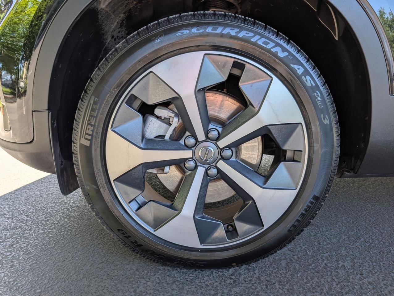 2025 Volvo XC40 B5 AWD Hybrid PLUS w/High Performance Audio, Pano Roof, 360 Cam & Heated Leather Seats Portland OR