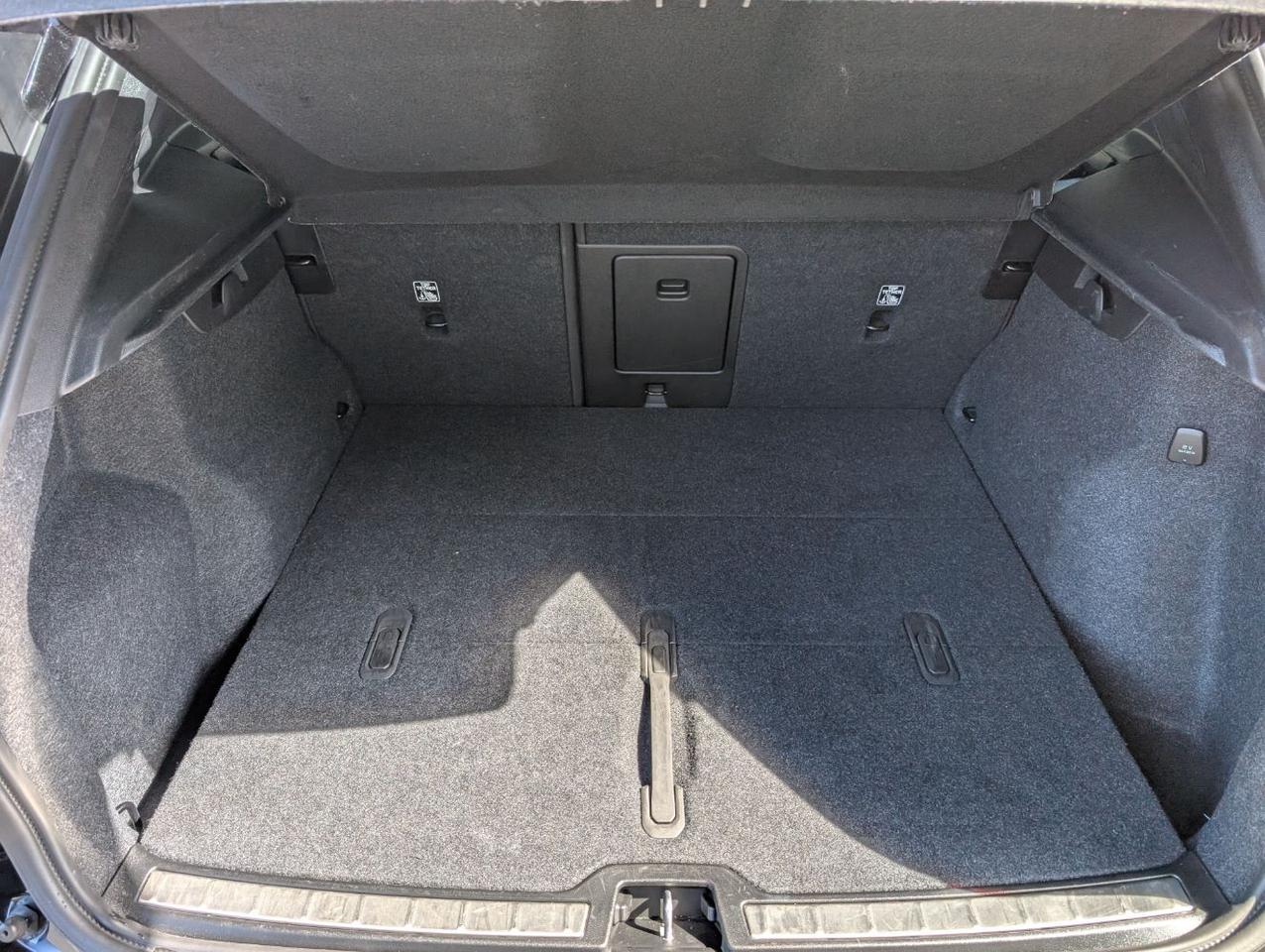 2025 Volvo XC40 B5 AWD Hybrid PLUS w/High Performance Audio, Pano Roof, 360 Cam & Heated Leather Seats Portland OR