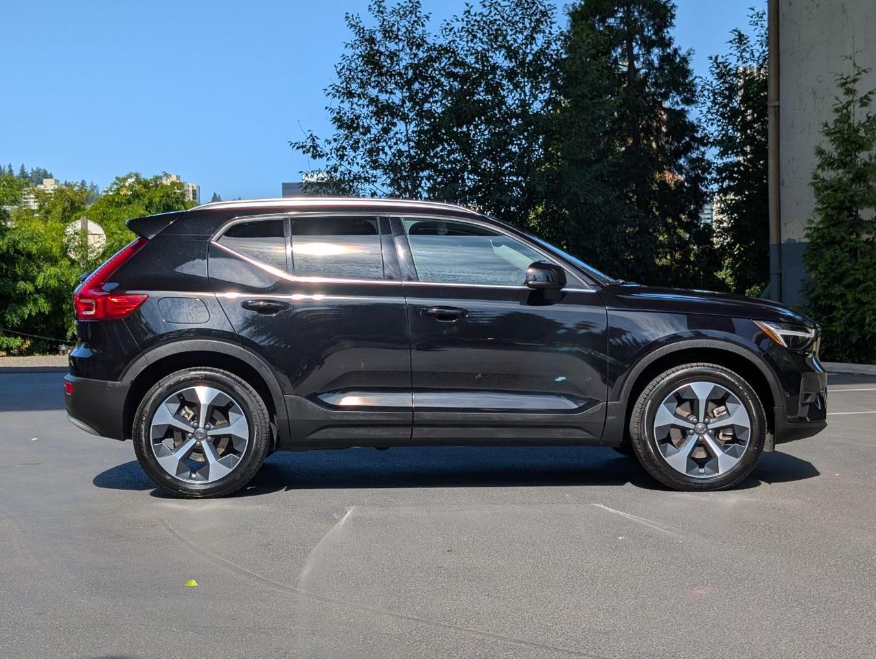 2025 Volvo XC40 B5 AWD Hybrid PLUS w/High Performance Audio, Pano Roof, 360 Cam & Heated Leather Seats Portland OR