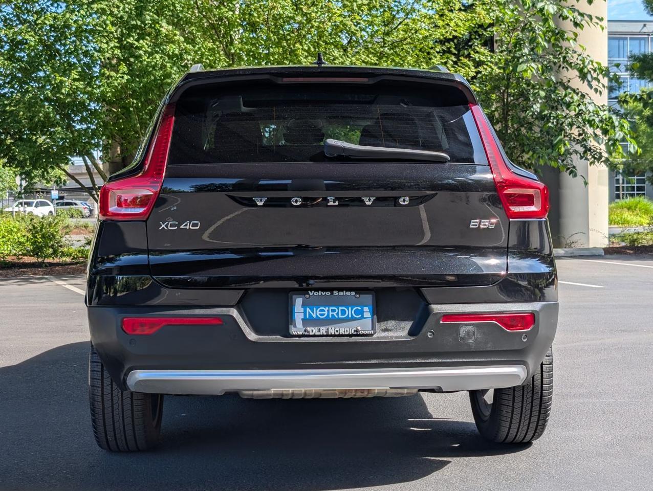 2025 Volvo XC40 B5 AWD Hybrid PLUS w/High Performance Audio, Pano Roof, 360 Cam & Heated Leather Seats Portland OR