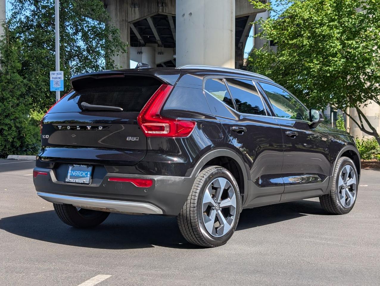 2025 Volvo XC40 B5 AWD Hybrid PLUS w/High Performance Audio, Pano Roof, 360 Cam & Heated Leather Seats Portland OR