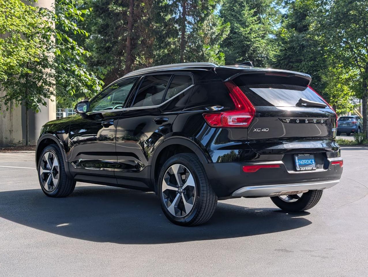 2025 Volvo XC40 B5 AWD Hybrid PLUS w/High Performance Audio, Pano Roof, 360 Cam & Heated Leather Seats Portland OR