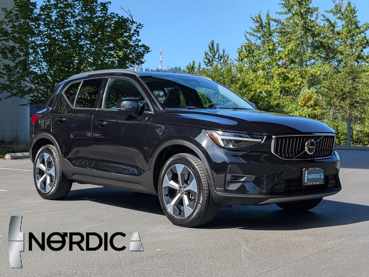 2025 Volvo XC40 B5 AWD Hybrid PLUS w/High Performance Audio, Pano Roof, 360 Cam & Heated Leather Seats