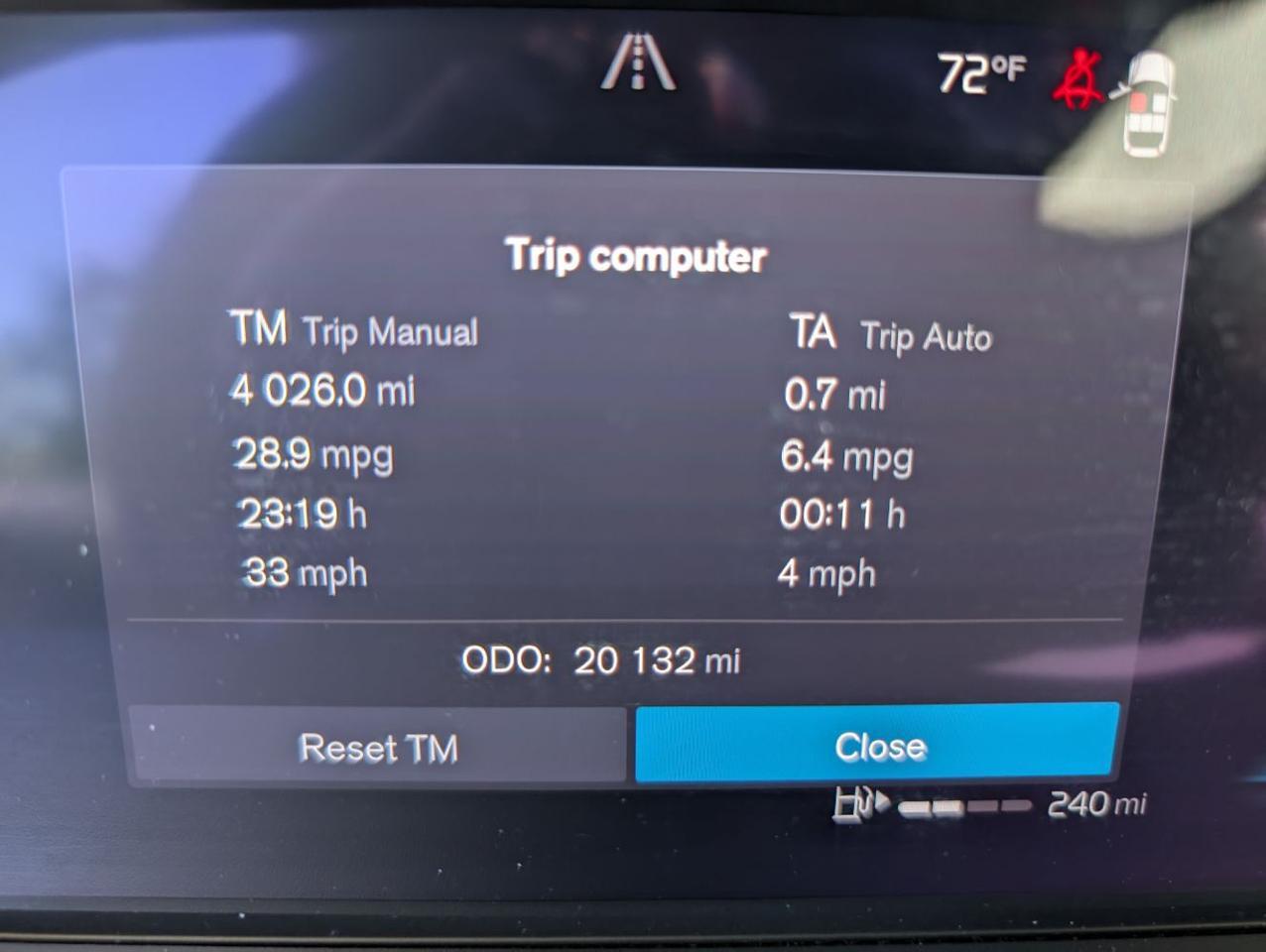 2025 Volvo XC40 B5 AWD Hybrid PLUS w/High Performance Audio, Pano Roof, 360 Cam & Heated Leather Seats Portland OR