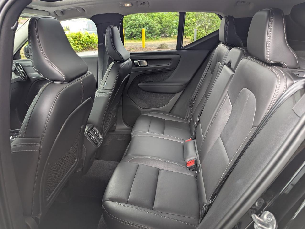 2025 Volvo XC40 B5 AWD Hybrid PLUS w/High Performance Audio, Pano Roof, 360 Cam & Heated Leather Seats Portland OR