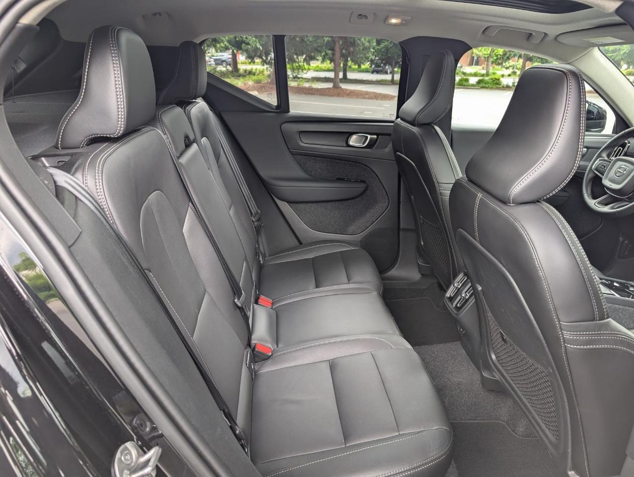 2025 Volvo XC40 B5 AWD Hybrid PLUS w/High Performance Audio, Pano Roof, 360 Cam & Heated Leather Seats Portland OR