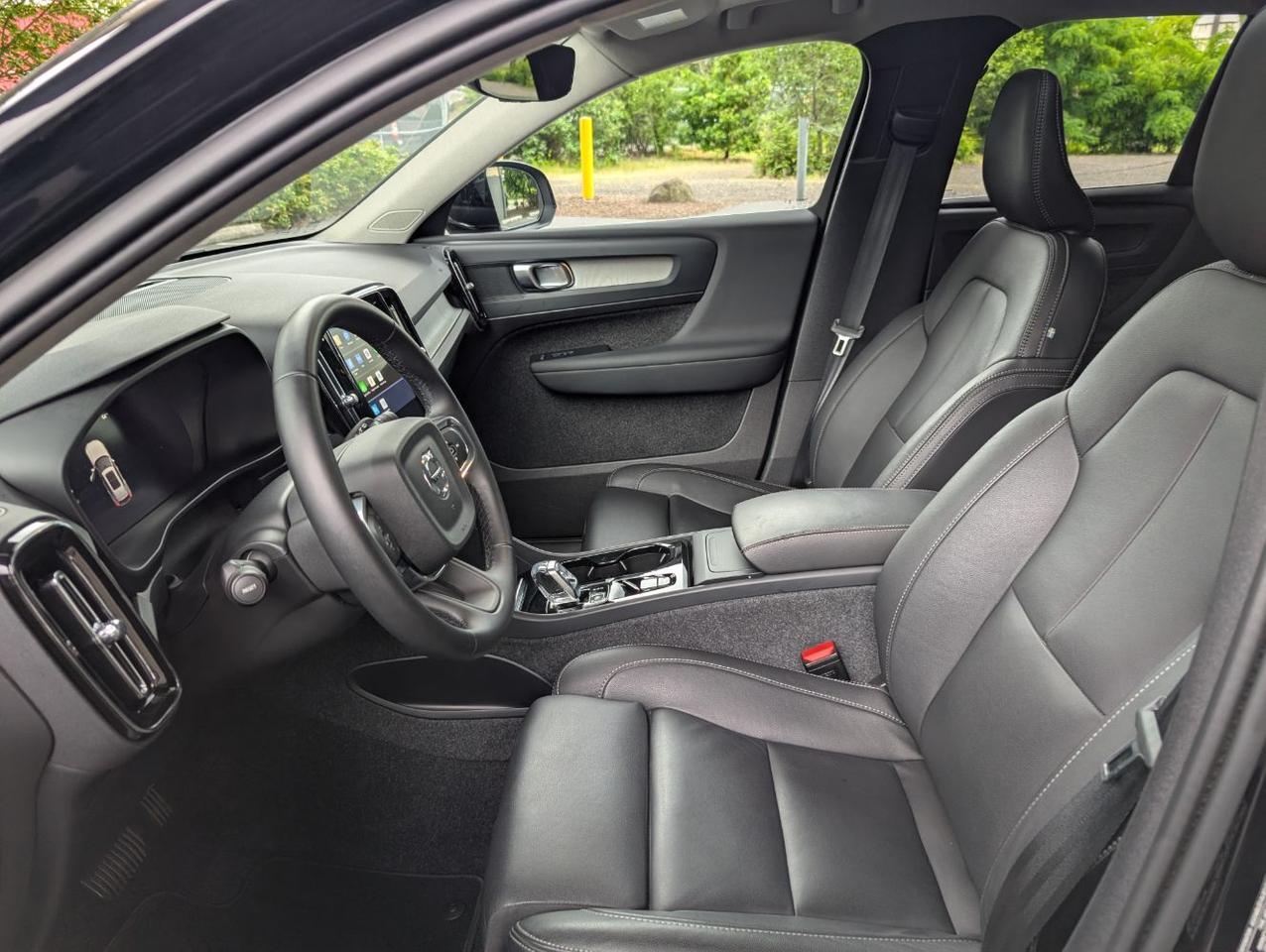 2025 Volvo XC40 B5 AWD Hybrid PLUS w/High Performance Audio, Pano Roof, 360 Cam & Heated Leather Seats Portland OR