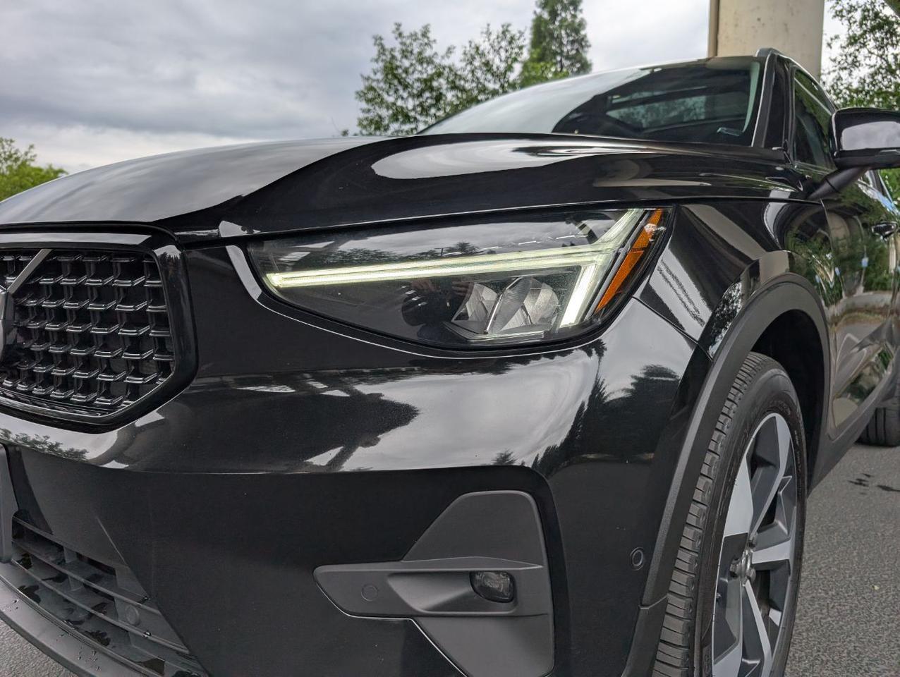 2025 Volvo XC40 B5 AWD Hybrid PLUS w/High Performance Audio, Pano Roof, 360 Cam & Heated Leather Seats Portland OR