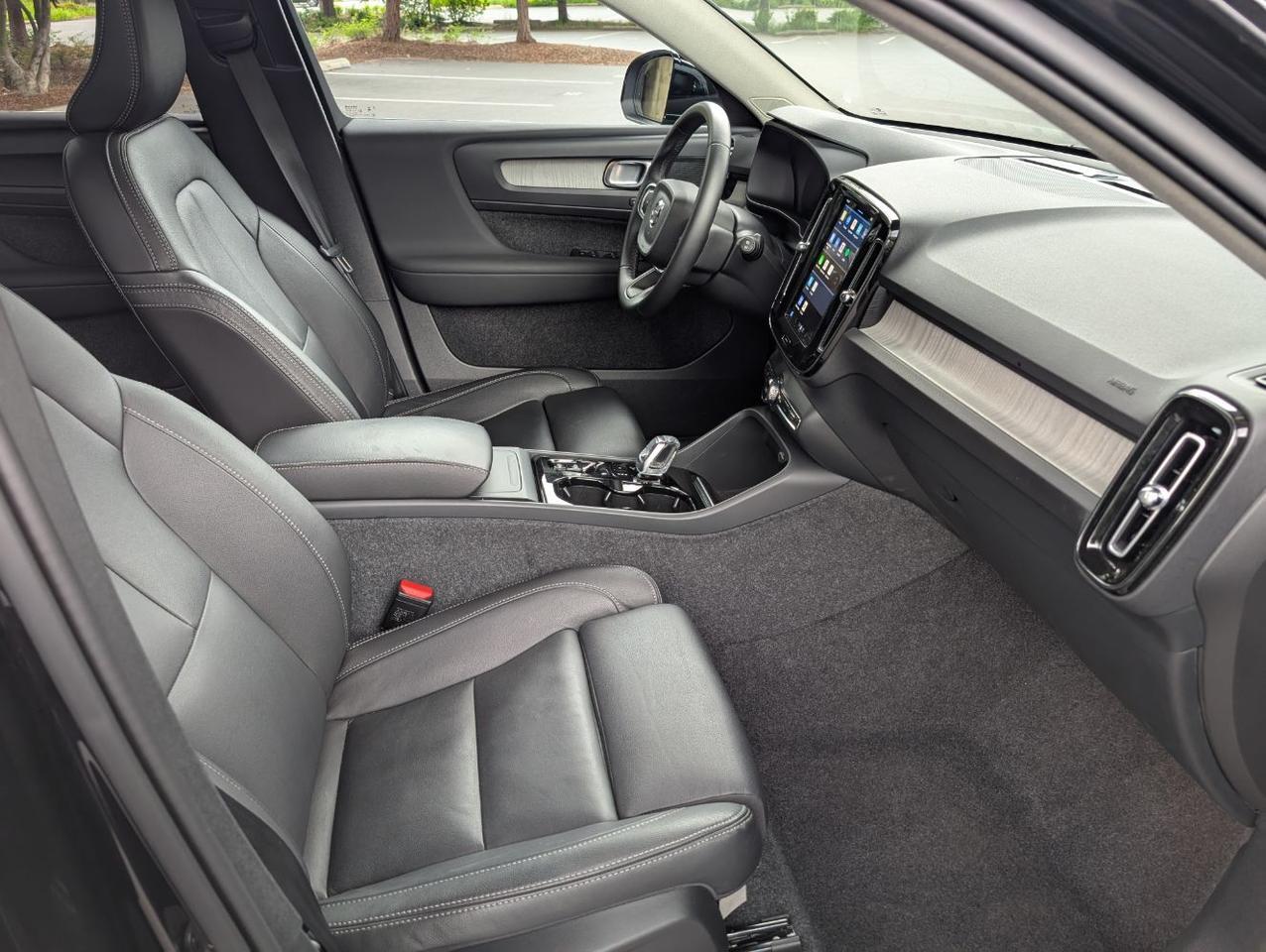 2025 Volvo XC40 B5 AWD Hybrid PLUS w/High Performance Audio, Pano Roof, 360 Cam & Heated Leather Seats Portland OR