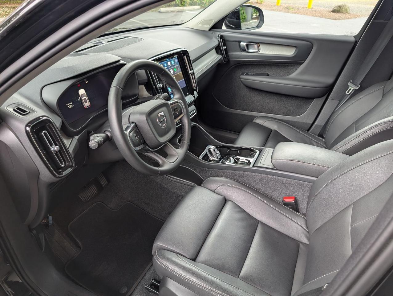 2025 Volvo XC40 B5 AWD Hybrid PLUS w/High Performance Audio, Pano Roof, 360 Cam & Heated Leather Seats Portland OR
