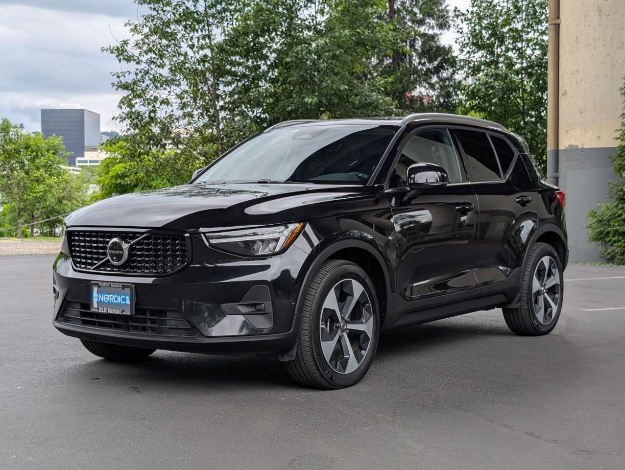 2025 Volvo XC40 B5 AWD Hybrid PLUS w/High Performance Audio, Pano Roof, 360 Cam & Heated Leather Seats Portland OR