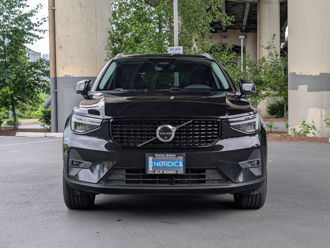 2025 Volvo XC40 B5 AWD Hybrid PLUS w/High Performance Audio, Pano Roof, 360 Cam & Heated Leather Seats Portland OR