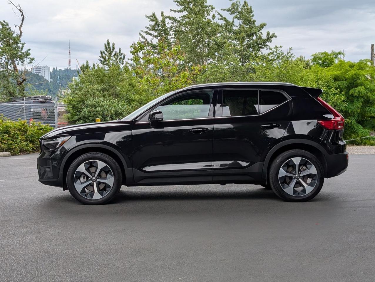 2025 Volvo XC40 B5 AWD Hybrid PLUS w/High Performance Audio, Pano Roof, 360 Cam & Heated Leather Seats Portland OR