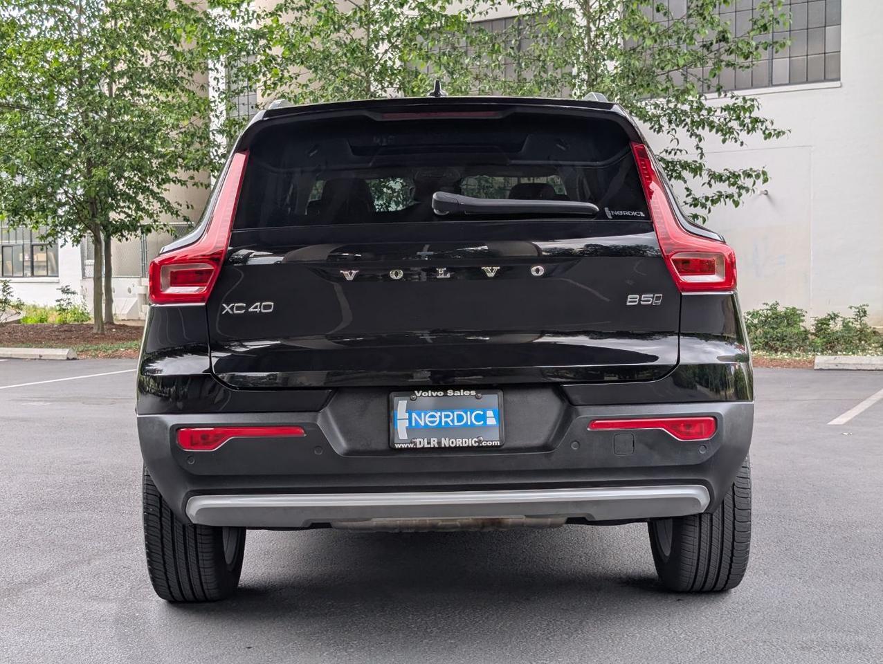 2025 Volvo XC40 B5 AWD Hybrid PLUS w/High Performance Audio, Pano Roof, 360 Cam & Heated Leather Seats Portland OR