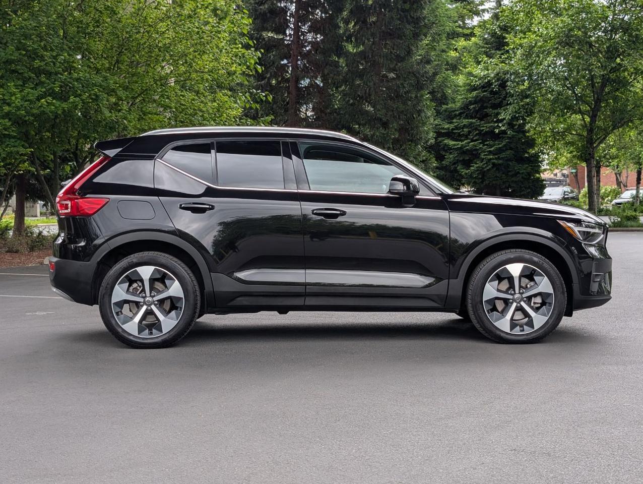 2025 Volvo XC40 B5 AWD Hybrid PLUS w/High Performance Audio, Pano Roof, 360 Cam & Heated Leather Seats Portland OR