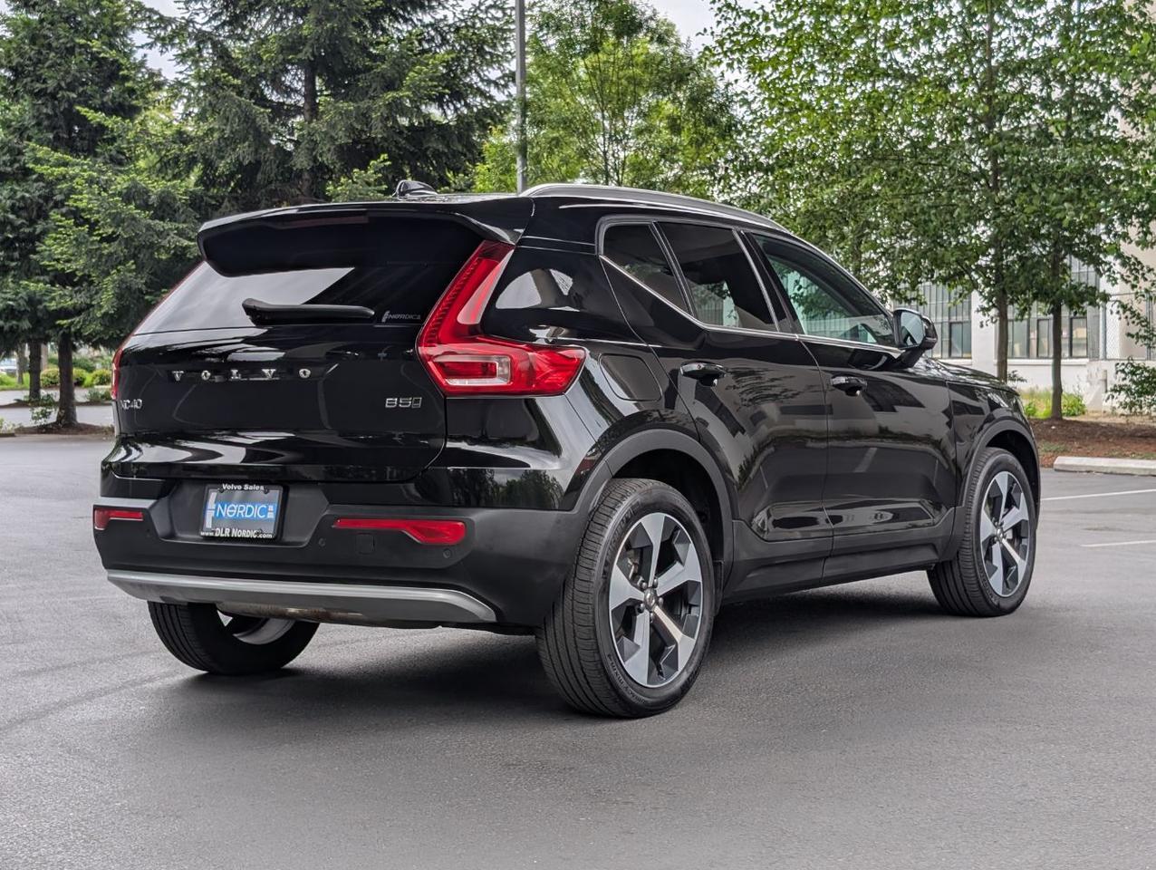 2025 Volvo XC40 B5 AWD Hybrid PLUS w/High Performance Audio, Pano Roof, 360 Cam & Heated Leather Seats Portland OR