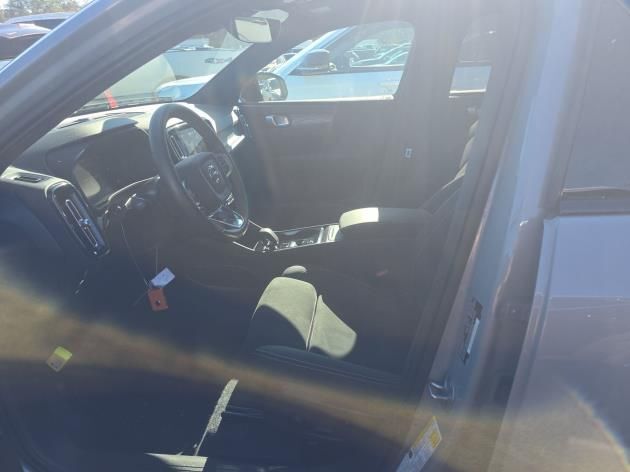 2025 Volvo XC40 B5 AWD Hybrid PLUS w/High Performance Sound, 360 Cam, Pano Roof, 4 Heated Seats & Wheel Portland OR