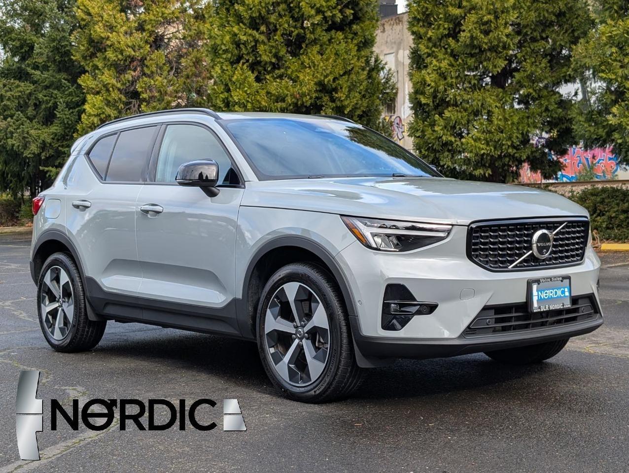 2025 Volvo XC40 B5 AWD Hybrid PLUS w/High Performance Sound, 360 Cam, Pano Roof, 4 Heated Seats & Wheel