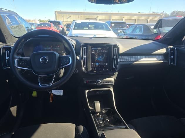 2025 Volvo XC40 B5 AWD Hybrid PLUS w/High Performance Sound, 360 Cam, Pano Roof, 4 Heated Seats & Wheel Portland OR