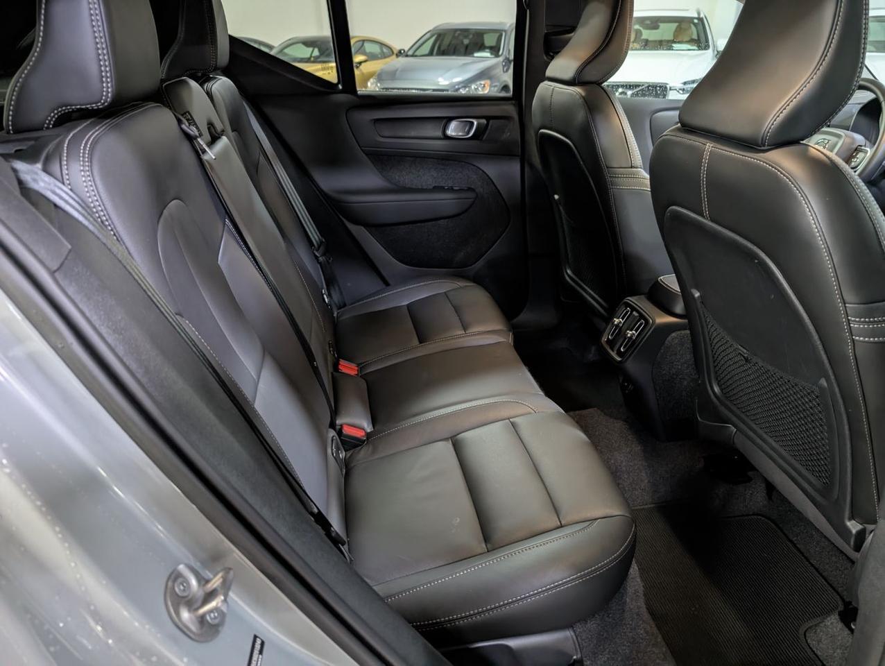 2025 Volvo XC40 B5 AWD Hybrid PLUS w/High Performance Sound, 360 Cam, Pano Roof & Heated Leather Seats Portland OR