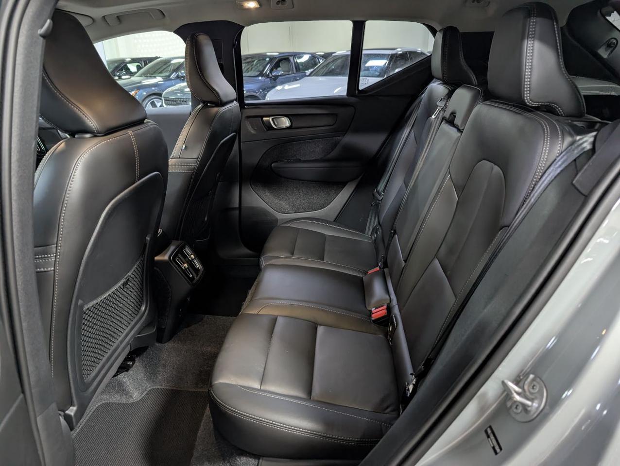 2025 Volvo XC40 B5 AWD Hybrid PLUS w/High Performance Sound, 360 Cam, Pano Roof & Heated Leather Seats Portland OR