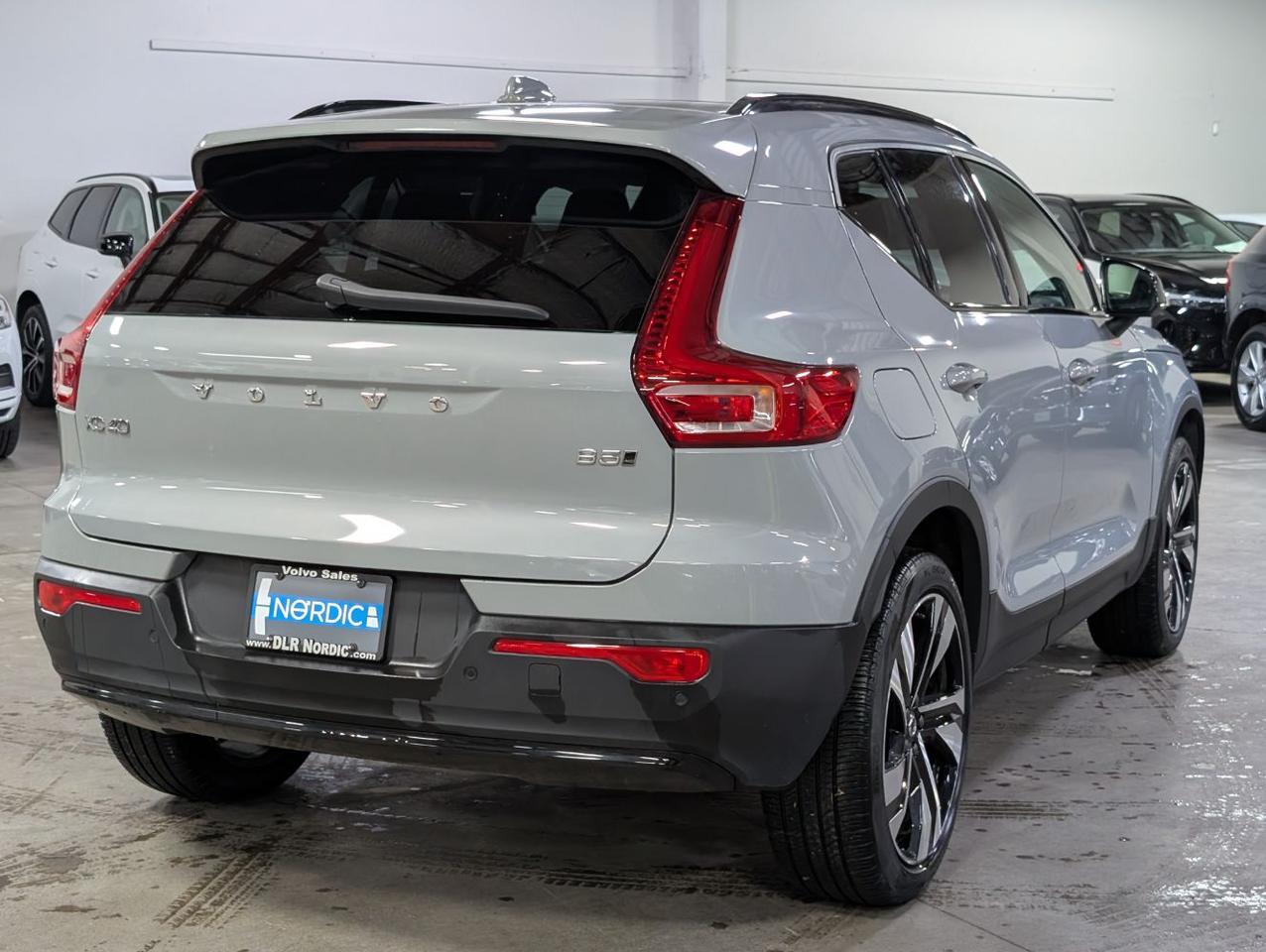 2025 Volvo XC40 B5 AWD Hybrid PLUS w/High Performance Sound, 360 Cam, Pano Roof & Heated Leather Seats Portland OR
