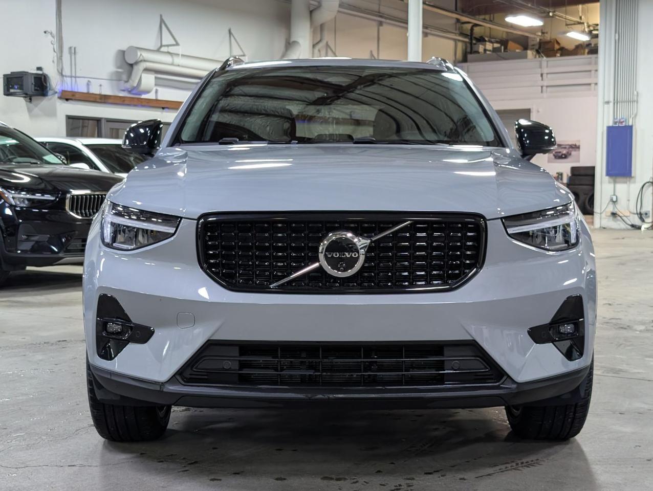 2025 Volvo XC40 B5 AWD Hybrid PLUS w/High Performance Sound, 360 Cam, Pano Roof & Heated Leather Seats Portland OR