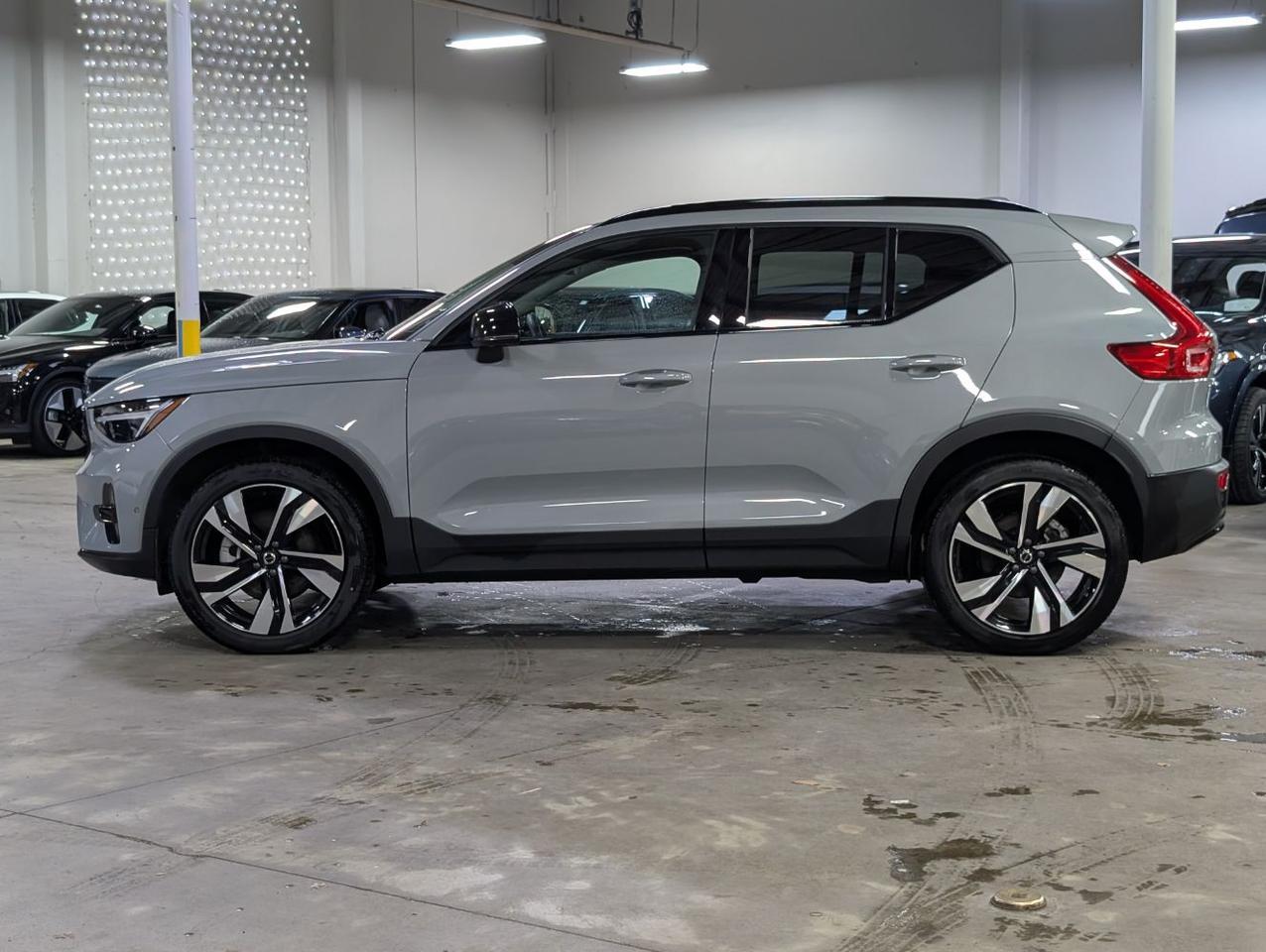 2025 Volvo XC40 B5 AWD Hybrid PLUS w/High Performance Sound, 360 Cam, Pano Roof & Heated Leather Seats Portland OR