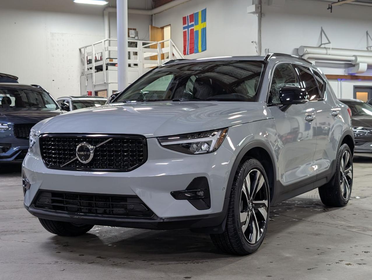2025 Volvo XC40 B5 AWD Hybrid PLUS w/High Performance Sound, 360 Cam, Pano Roof & Heated Leather Seats Portland OR
