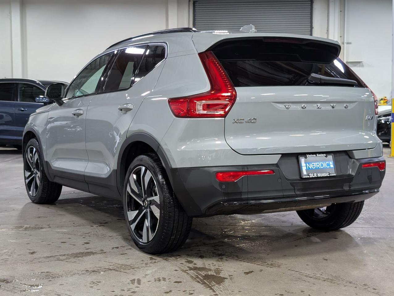 2025 Volvo XC40 B5 AWD Hybrid PLUS w/High Performance Sound, 360 Cam, Pano Roof & Heated Leather Seats Portland OR