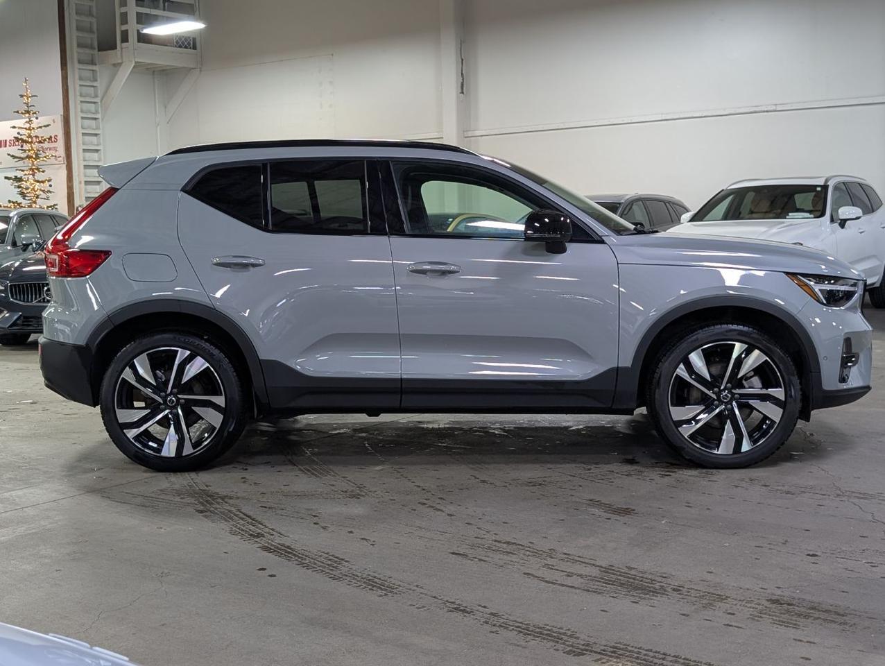 2025 Volvo XC40 B5 AWD Hybrid PLUS w/High Performance Sound, 360 Cam, Pano Roof & Heated Leather Seats Portland OR