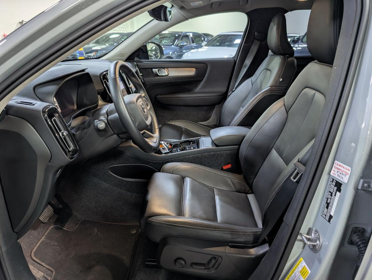 2025 Volvo XC40 B5 AWD Hybrid PLUS w/High Performance Sound, 360 Cam, Pano Roof & Heated Leather Seats Portland OR