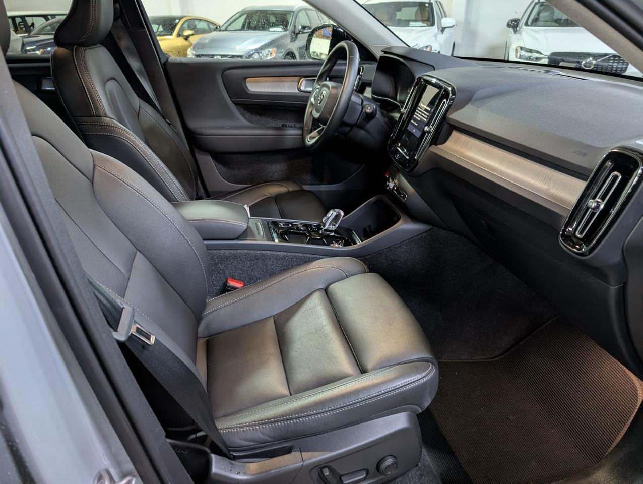 2025 Volvo XC40 B5 AWD Hybrid PLUS w/High Performance Sound, 360 Cam, Pano Roof & Heated Leather Seats Portland OR