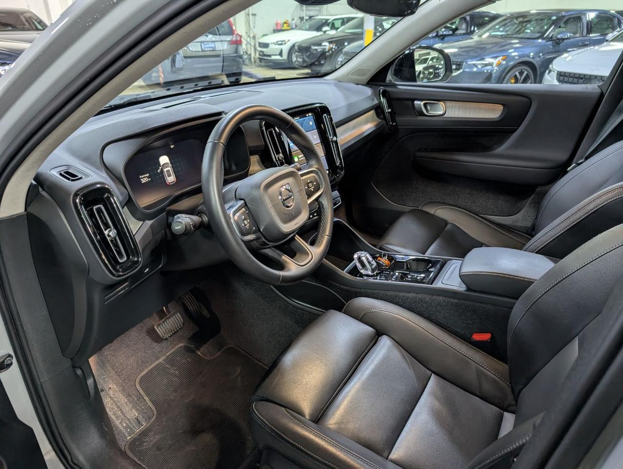 2025 Volvo XC40 B5 AWD Hybrid PLUS w/High Performance Sound, 360 Cam, Pano Roof & Heated Leather Seats Portland OR