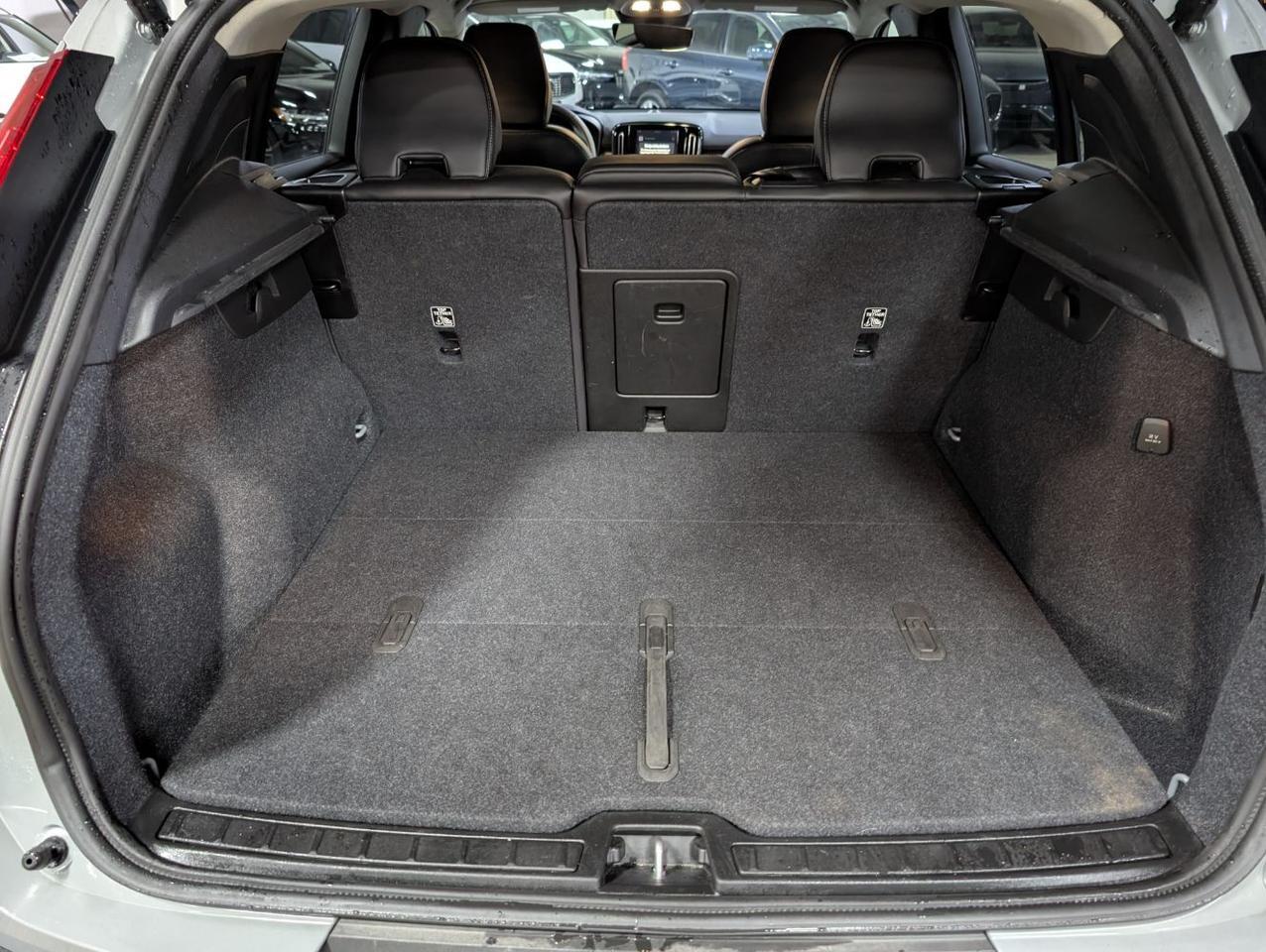 2025 Volvo XC40 B5 AWD Hybrid PLUS w/High Performance Sound, 360 Cam, Pano Roof & Heated Leather Seats Portland OR