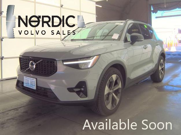 2025 Volvo XC40 B5 AWD Hybrid PLUS w/High Performance Sound, Pilot Assist, 360 Cam, 4 Heated Seats & Wheel