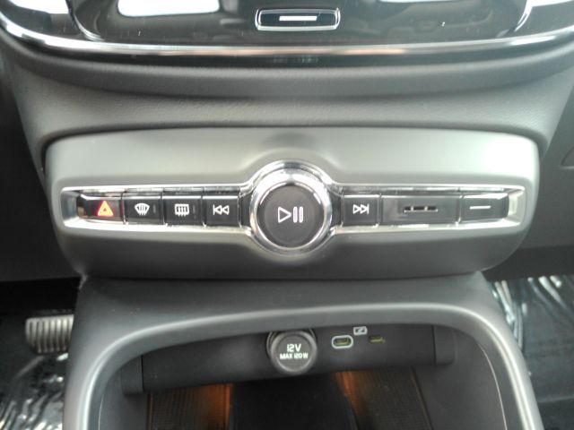 2025 Volvo XC40 B5 Core Bright Theme Plano TX