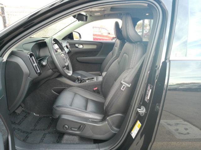 2025 Volvo XC40 B5 Core Bright Theme Plano TX