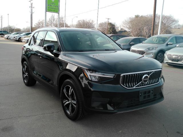 2025 Volvo XC40 B5 Core Bright Theme Plano TX