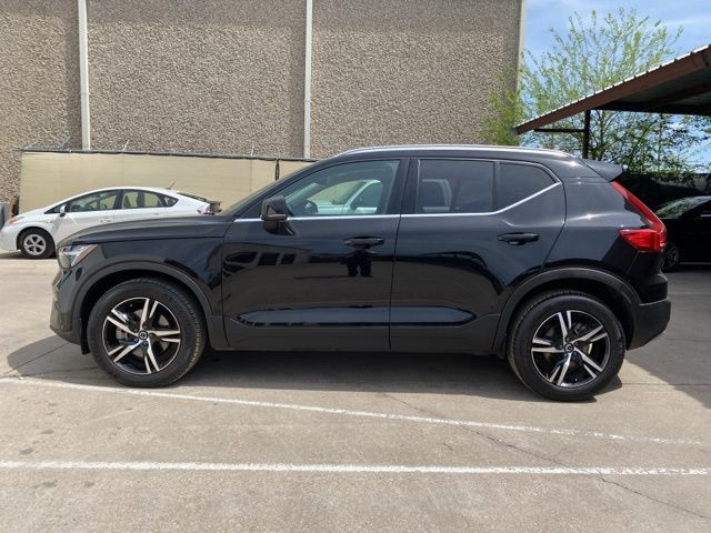 2025 Volvo XC40 B5 Core