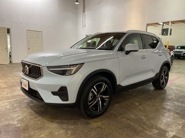 2025 Volvo XC40 B5 Core Bright AWD's photo