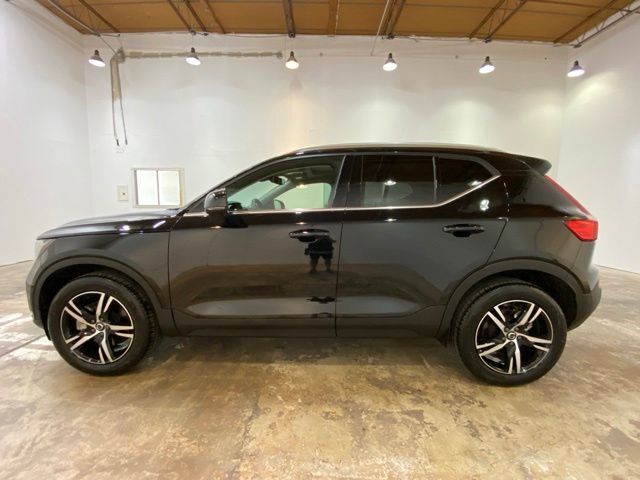 2025 Volvo XC40 B5 Core