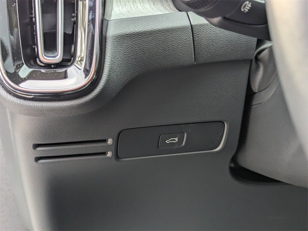2025 Volvo XC40 B5 Core Hunt Valley MD