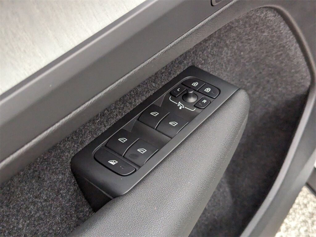 2025 Volvo XC40 B5 Core Hunt Valley MD
