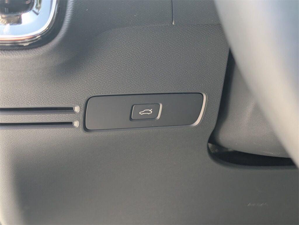 2025 Volvo XC40 B5 Core Hunt Valley MD