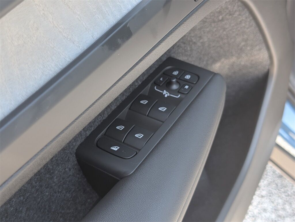 2025 Volvo XC40 B5 Core Hunt Valley MD