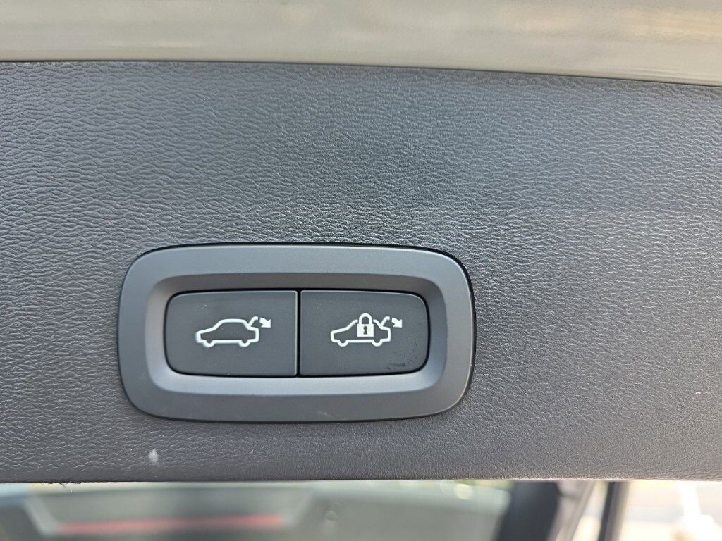 2025 Volvo XC40 B5 Core Hunt Valley MD