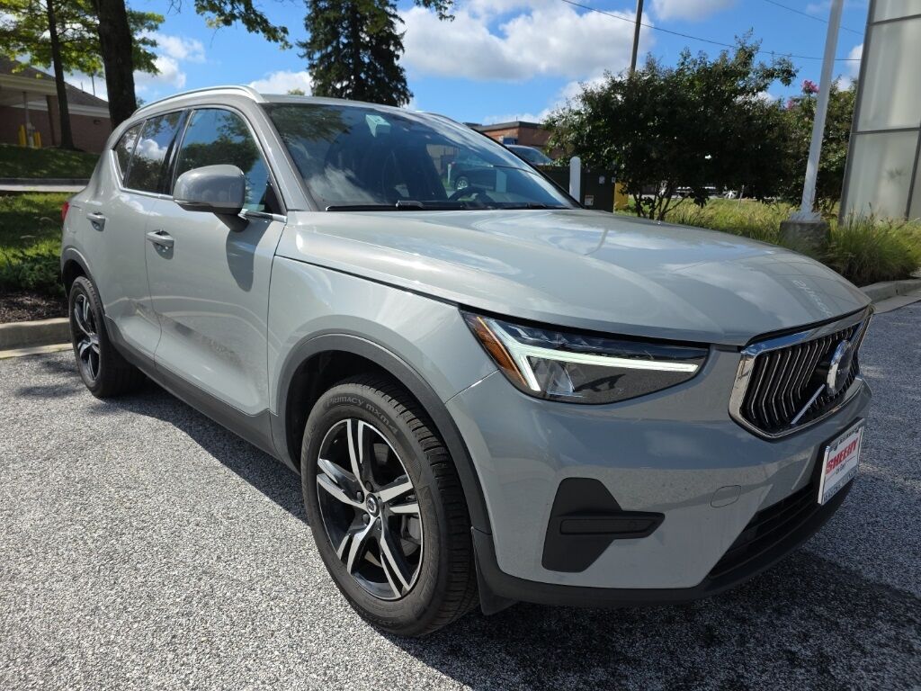 2025 Volvo XC40 B5 Core
