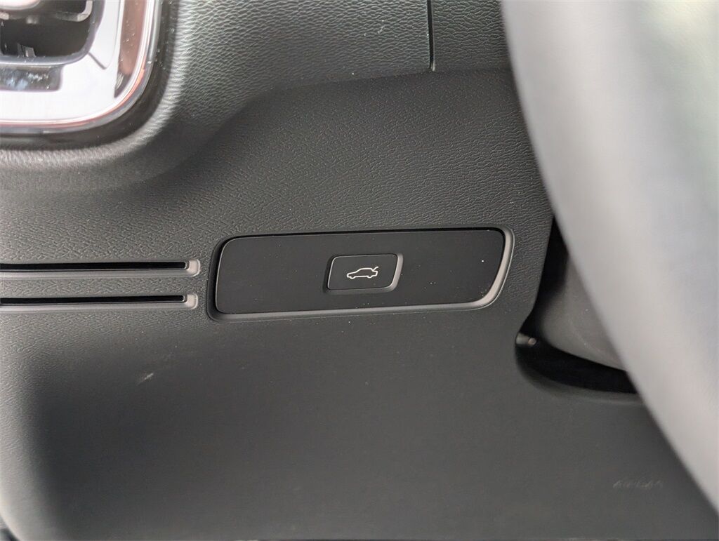 2025 Volvo XC40 B5 Core Hunt Valley MD